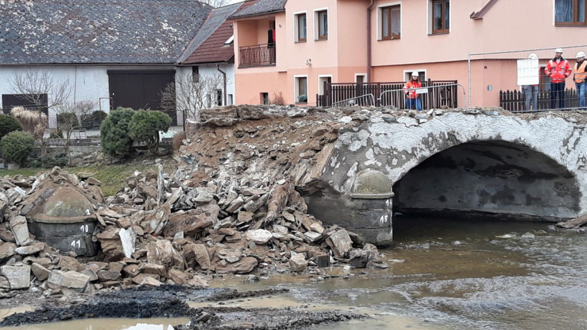 Stavbaři v Počaplech na Příbramsku zbourali most přes Mlýnský potok
