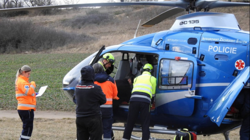 Po pádu z kola si žena vážně poranila hlavu, přiletěl pro ni vrtulník