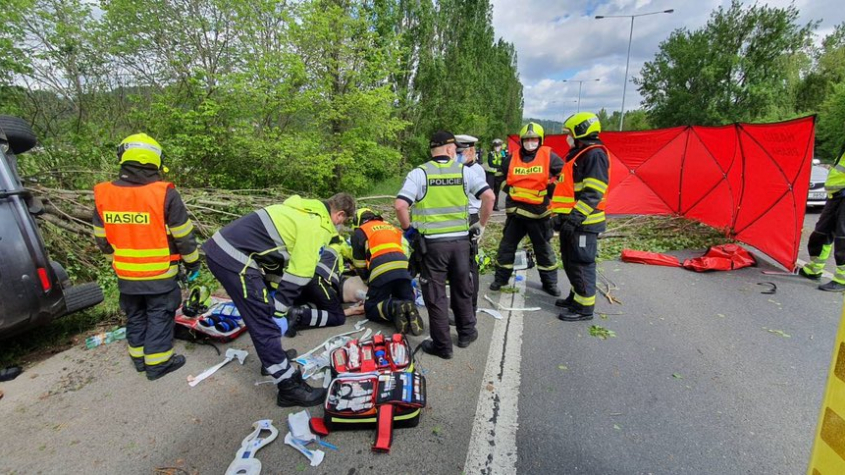 Dva muži zemřeli a dvě ženy se zranily při nehodě na výjezdu z Prahy k D4