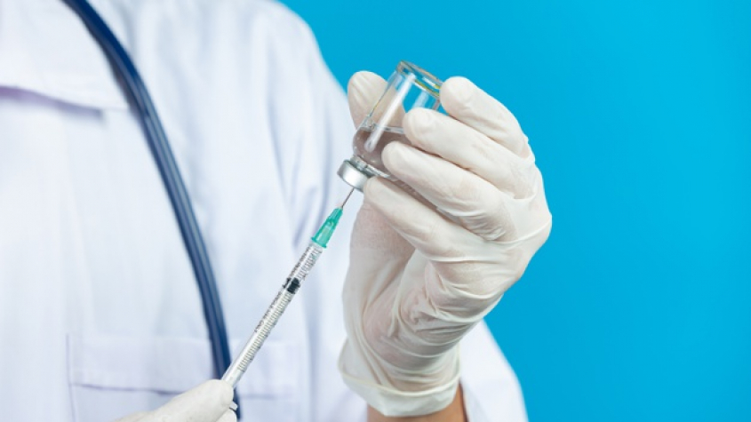 Lidé pod 60 let by neměli dostávat dva druhy vakcíny, navrhli vakcinologové