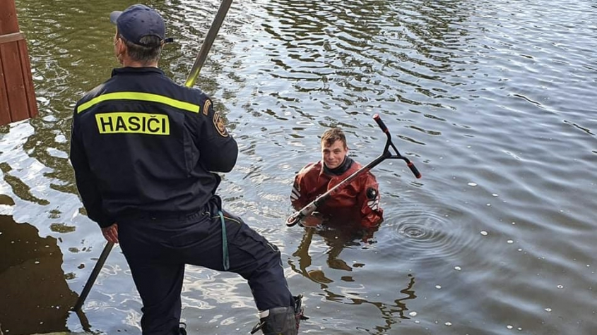 Naštvaná cyklistka vzala dětem koloběžky a odhodila je do rybníka. Na pomoc vyjeli hasiči a policie