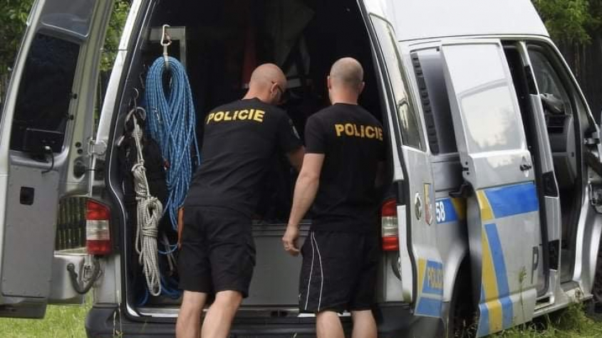 Policisté a potápěči pokračují v pátrání po pohřešované Pavlíně