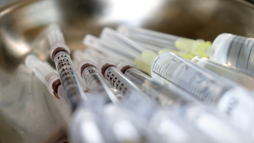 Ukončené očkování proti covidu-19 mají v ČR přes dva miliony lidí