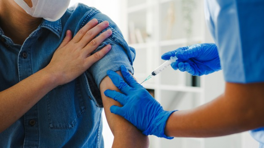 Lidé očkovaní jednou dávkou budou muset do karantény