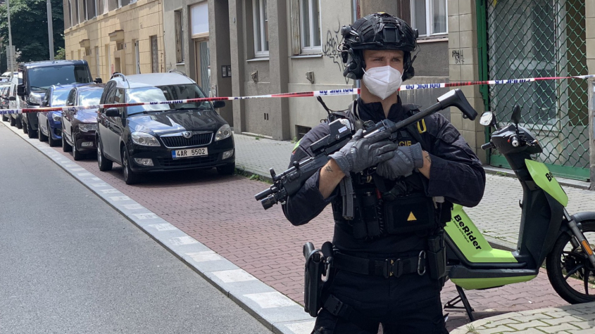 Policistu zranil výbuch nástražného systému ve dveřích pražského bytu