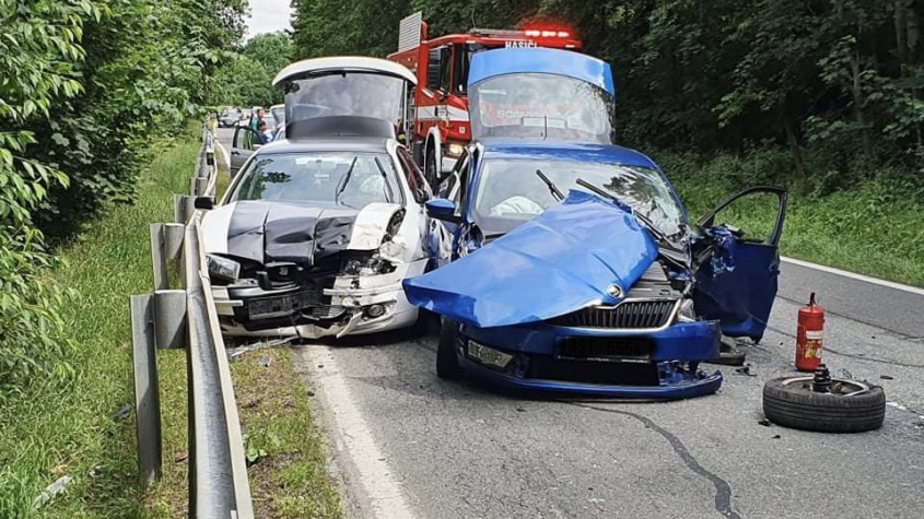 Po nehodě tří aut uzavřela policie silnici u Obor, dva zranění