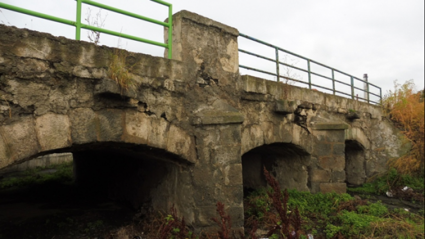 Dobříšská radnice se obává poničení kamenného mostu před jeho opravou