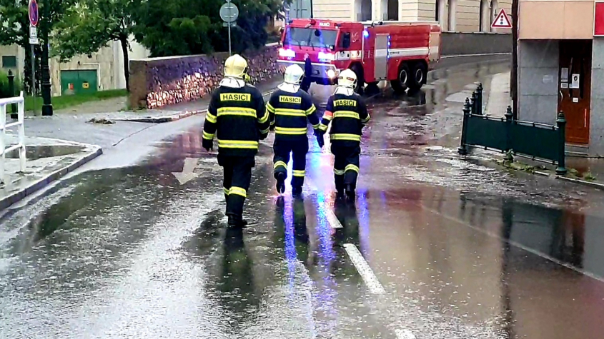 Středočeským hasičům přibylo kvůli bouřce kolem 180 výjezdů