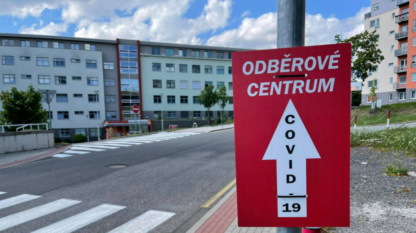 V neděli přibylo v Česku 75 případů covidu, nejméně od začátku prázdnin