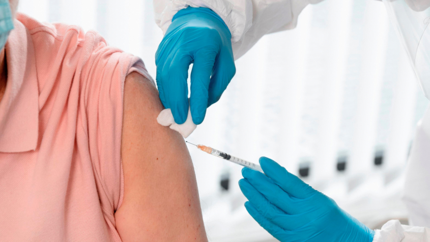Třetí dávka očkování bude doporučená nad 60 let, registrace od 20. září