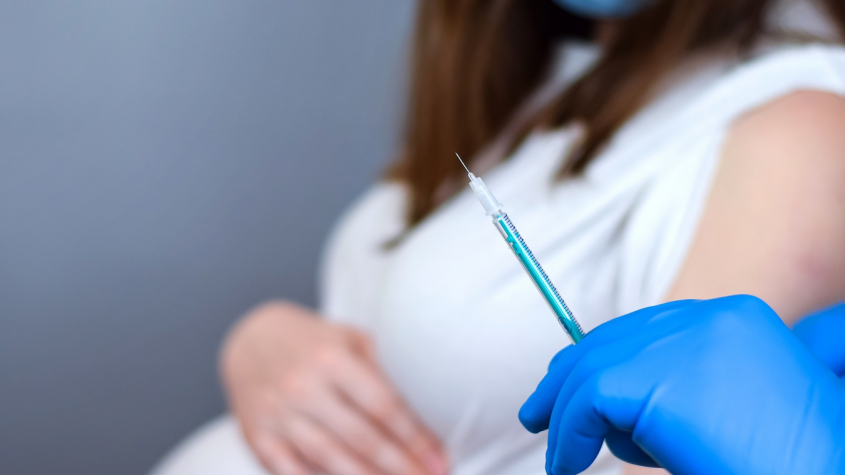 Vakcinologové očkování těhotných proti covidu nově přímo doporučují