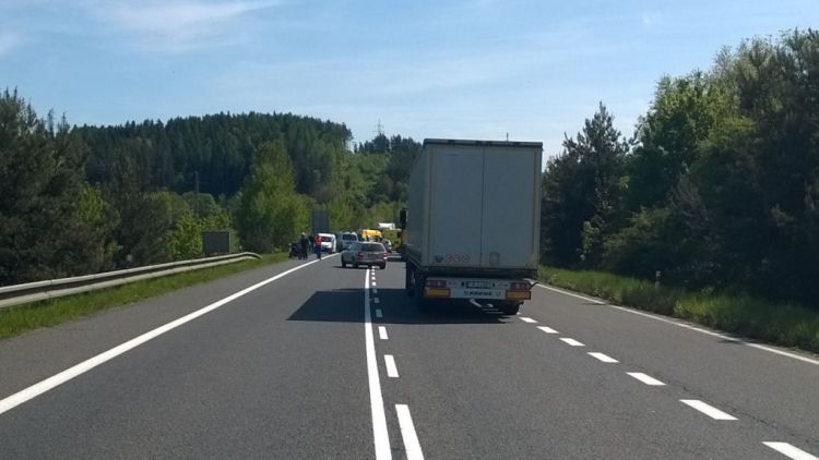 Vážná nehoda u Milína zablokovala silnici R4 v obou směrech