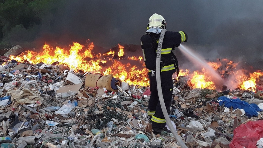 Šest hasičských jednotek likviduje rozsáhlý požár skládky u Chrástu, vyhlášený je druhý stupeň poplachu