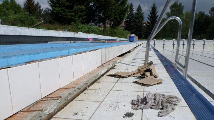 Venkovní bazén se připravuje na sezonu, otevírat by se mohl na začátku června