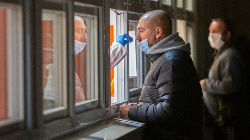 V Česku ve středu laboratoře potvrdily 732 nakažených, nejvíc od 19. května