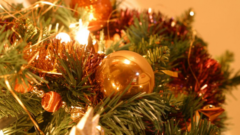 Průzkum: Většina Čechů hodlá za vánoční dárky utratit do 8000 korun