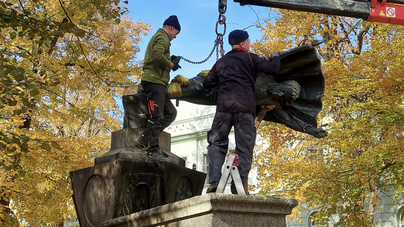 V podstavci sochy pomníku padlým v 1. světové válce byla nalezena časová kapsle