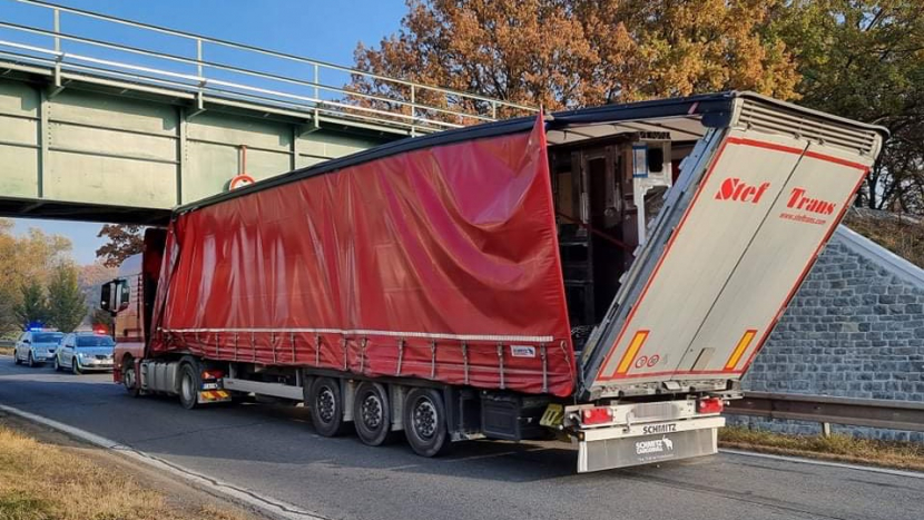 U Březnice se kamion nevešel pod železniční most