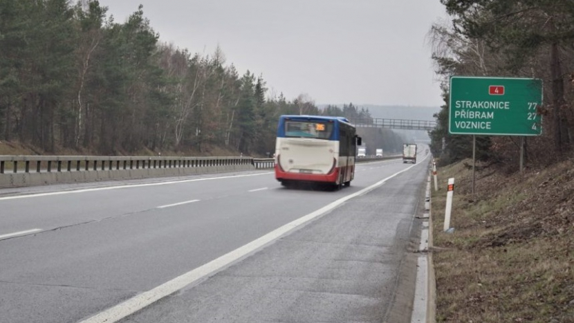Oprava mostu od soboty omezí dopravu na D4 u Voznice na Příbramsku