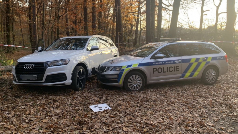Pražští policisté vystřelili na kradené auto, které srazilo jednoho z nich