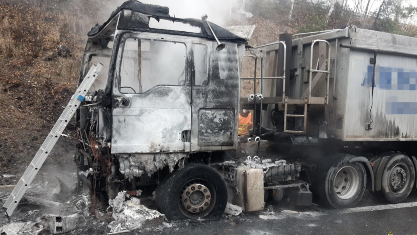 Dálnici D4 u Mníšku pod Brdy uzavřel požár nákladního auta
