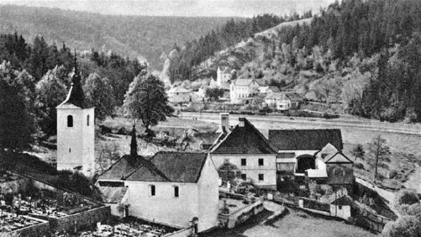 Orlická přehrada vzala domov tisícům lidí. Vltavští rodáci jen tiše přihlíželi, jak jim geologové šlapou po osetých polích