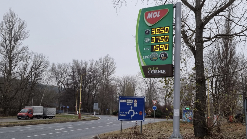 Benzin je o devět korun na litru dražší než před rokem