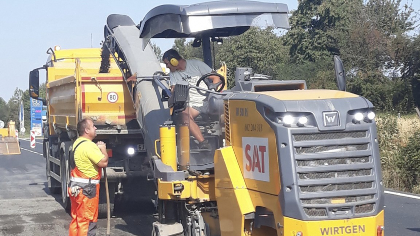 Stavbaři opraví státní silnici 18 u Bohutína na Příbramsku