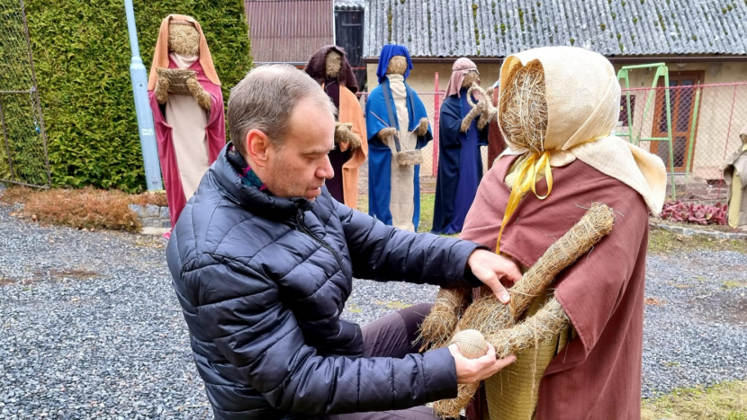 Nejpočetnější betlém ze sena v životní velikosti bude v Čenkově dokončen již o víkendu