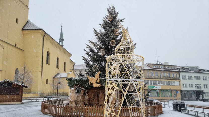 V Příbrami rozsvítili vánoční strom, letos podruhé bez diváků