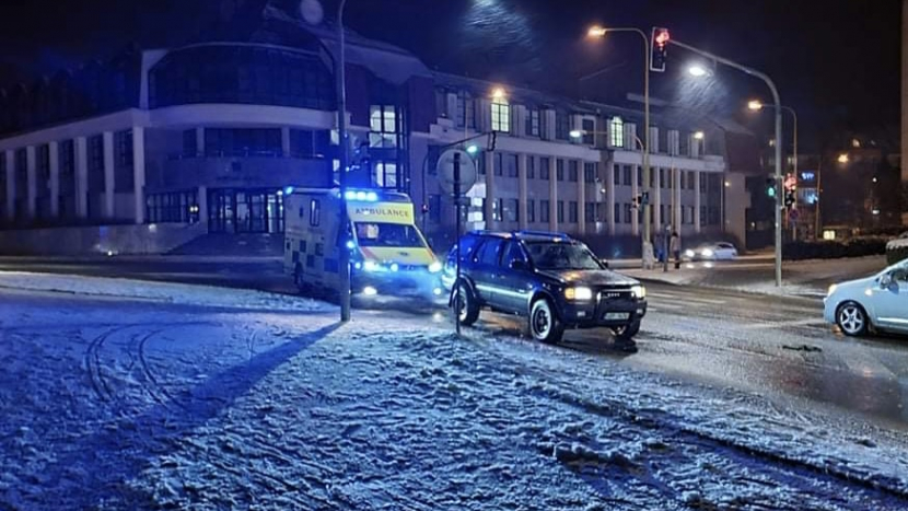 Po poruše semaforů srazil řidič Opelu dívku na přechodu, utrpěla lehké zranění