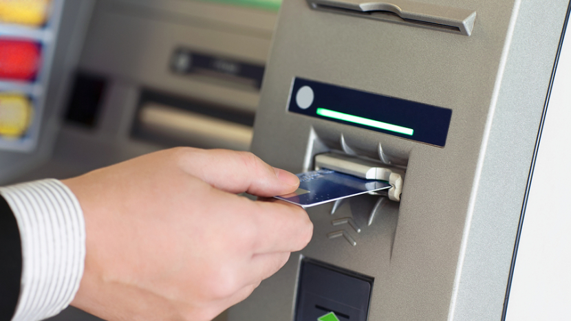 Nejabsurdnější bankovní poplatek je za výběr z bankomatu vlastní banky
