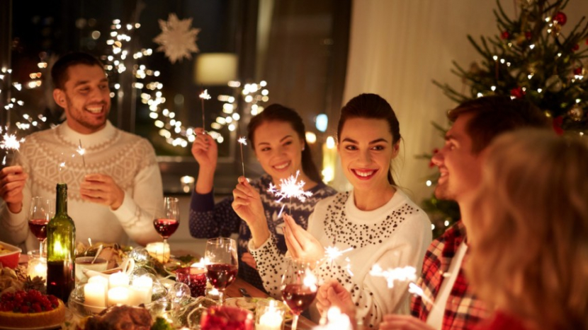 Odložte večírky, návštěvy zkraťte, radí před Vánocemi ministerstvo