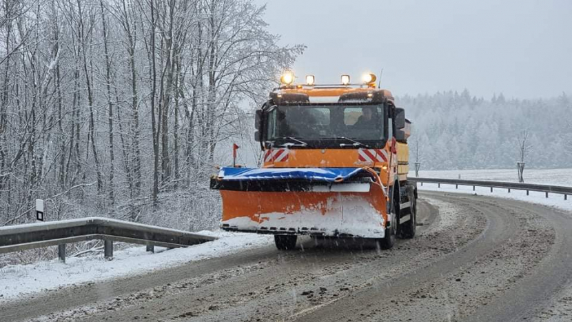 Dopravu v Česku komplikovalo sněžení, silnice byly ale většinou sjízdné