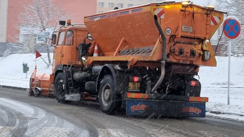 Sníh komplikoval dopravu v Česku i dnes ráno, ale méně než ve čtvrtek