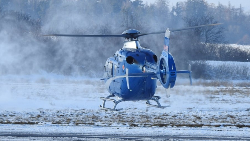Na letišti v Dlouhé Lhotě spadl parašutista, do nemocnice ho přepravil vrtulník