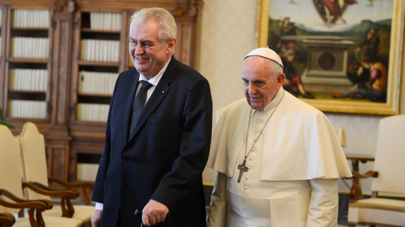 Prezident Zeman pozval papeže na návštěvu Česka, popřál mu k narozeninám