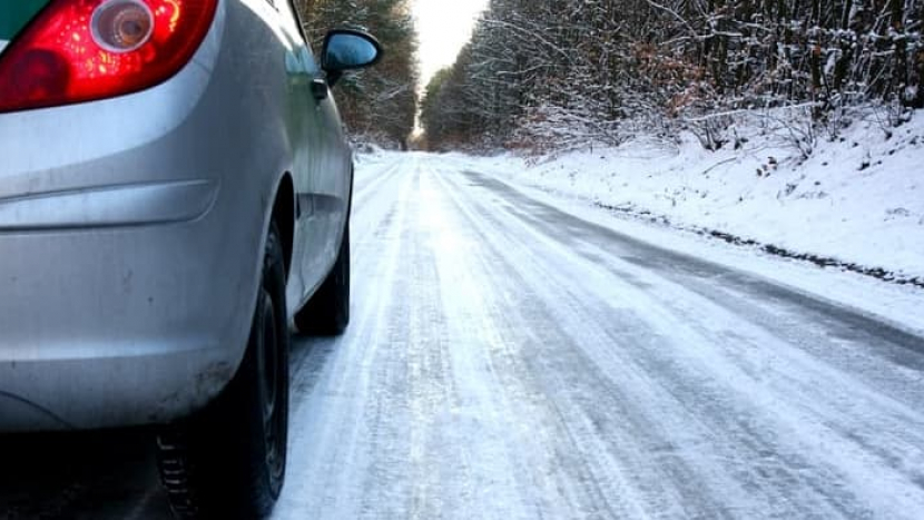 V úterý hrozí ledovka, může způsobit problémy řidičům