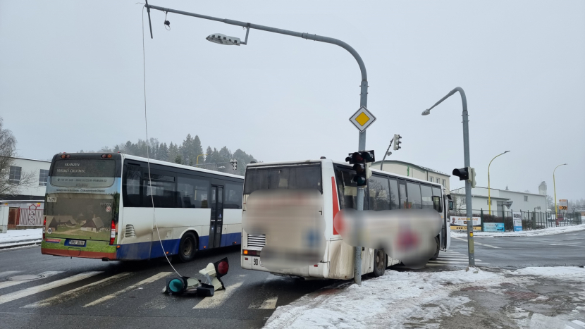 Řidička autobusu poškodila semafor v Husově ulici, šoféři opět provětrají znalosti dopravních předpisů