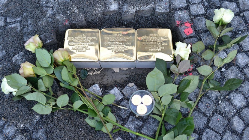 V Dobříši položili první kameny zmizelých, připomínají oběti holocaustu