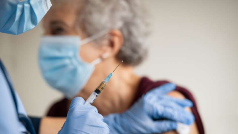 Očkovaných třetí dávkou bylo podle dat mezi nakaženými covidem méně než procento