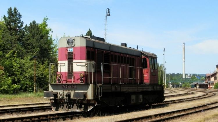 V Bratkovicích na Příbramsku se srazilo auto a vlak, řidič zemřel
