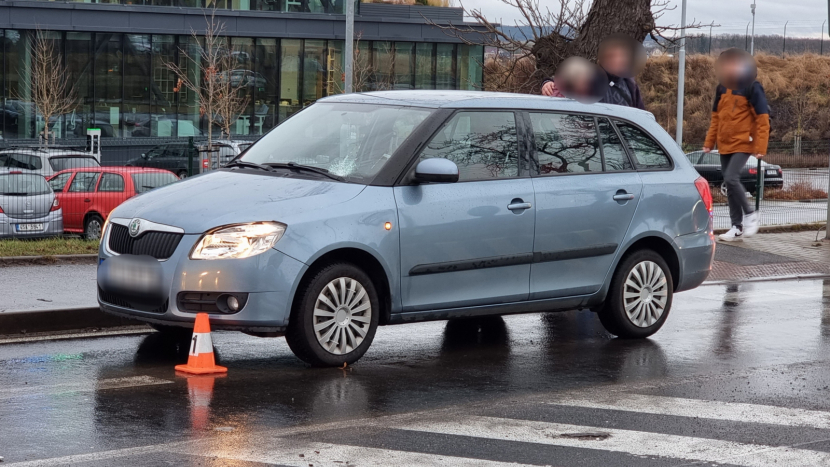 Policisté hledají svědky dopravní nehody v Dobříši, při které auto srazilo chodkyni