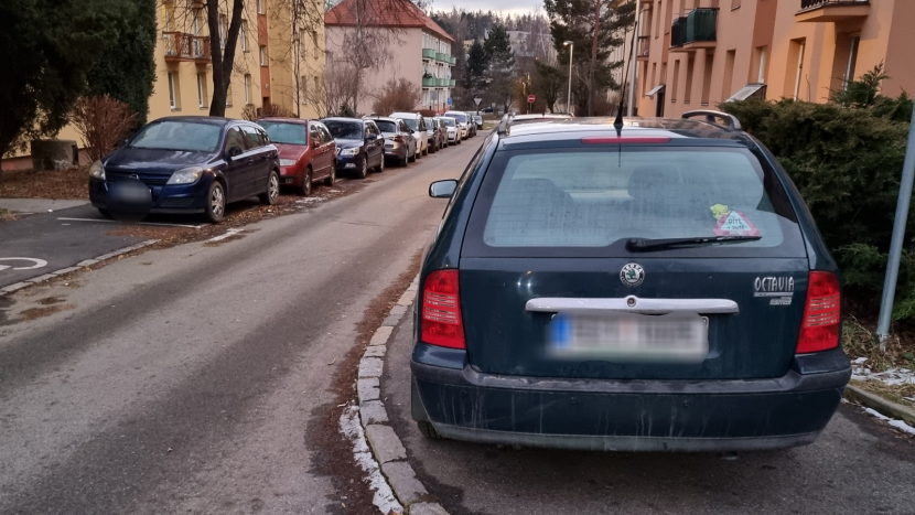 Obyvatelé Ostravské ulice si stěžují. Nemají kde chodit