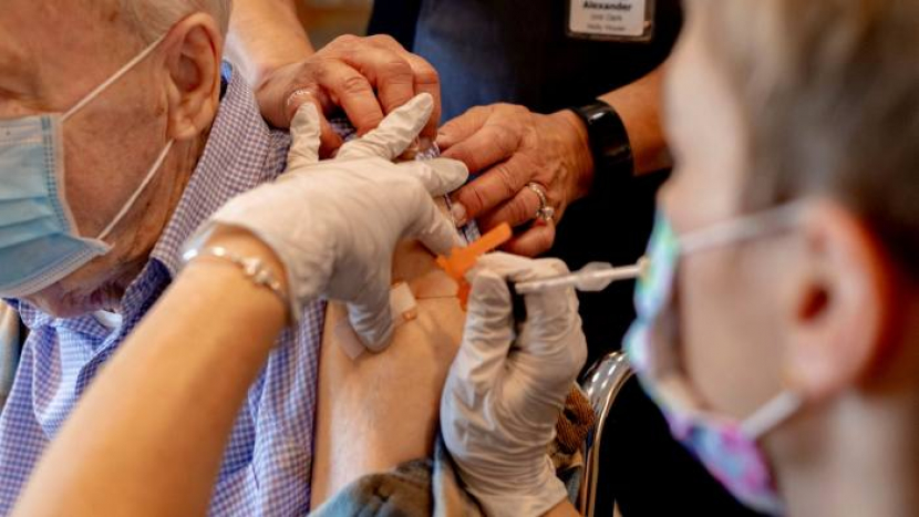 Neočkovaných nad 80 let je 50.000, posilující dávku nemá třetina