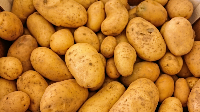 V akčních letácích meziročně nejvíce vzrostla cena brambor
