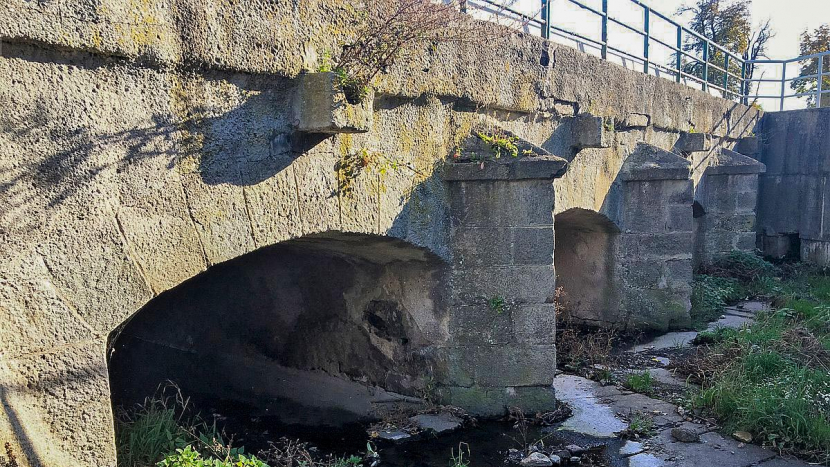 Silničáři kvůli havarijnímu stavu uzavřeli most přes Pilský potok v Dobříši