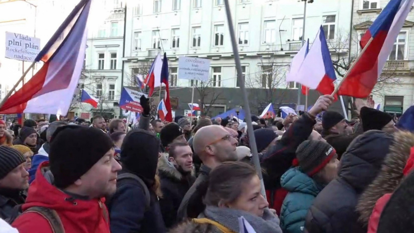 Na Václavském náměstí protestují desítky lidí proti pandemickému zákonu