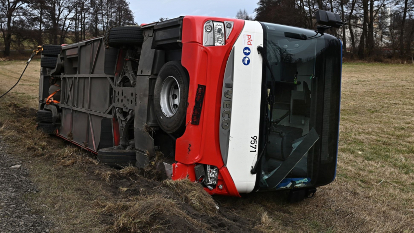 V Hořovicích se převrátil autobus, jeden cestující se zranil