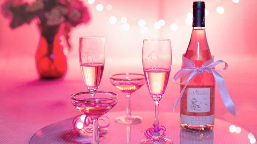 Zamilovaní se na Valentýna podarují plyšovými medvědy či růžovými víny